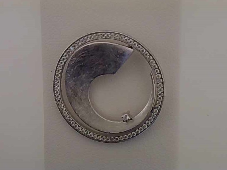 Dieser exquisite Zirkonia-Anh&auml;nger aus rohdiniertem 925/- Silber sieht am sch&ouml;nsten an einer langen Silberkette oder an einem enganliegendem Omegareif aus. Tragen Sie diesen zu formellen oder legeren Anl&auml;ssen, um jedem Outfit einen Hauch von Glamour zu verleihen. Perfekt als dezentes Highlight f&uuml;r den Alltag oder als Blickfang am Abend.