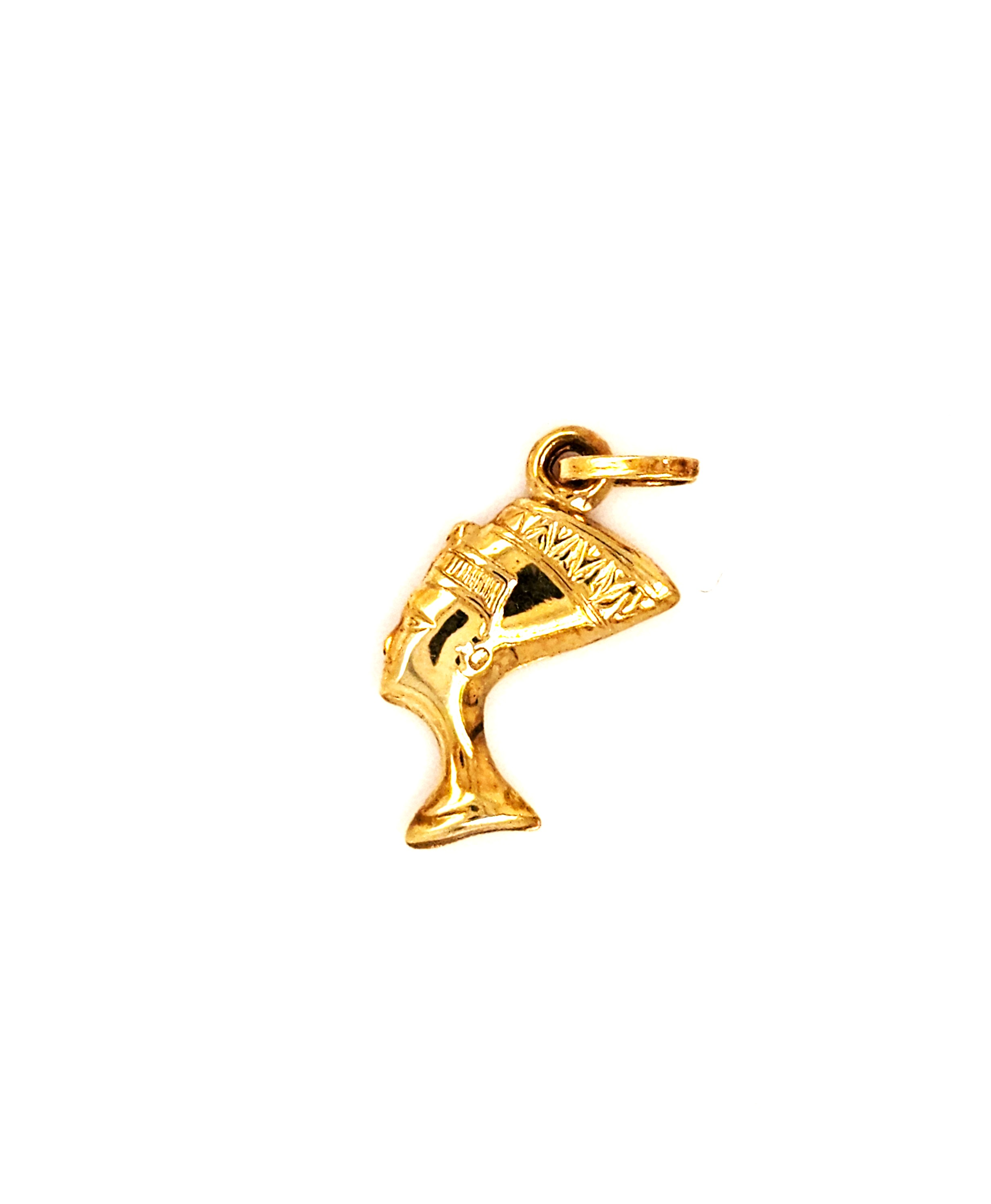 De Gouden Hanger Farao is een verfijnde gouden hanger die de categorie JUWEEL en type HANGER omvat. Gemaakt van hoogwaardig GOUD, straalt hij elegantie uit. Draag deze tijdloze hanger op een gouden ketting om de hals voor een klassieke en verfijnde uitstraling. Ideaal voor zowel dagelijkse outfits als speciale gelegenheden.