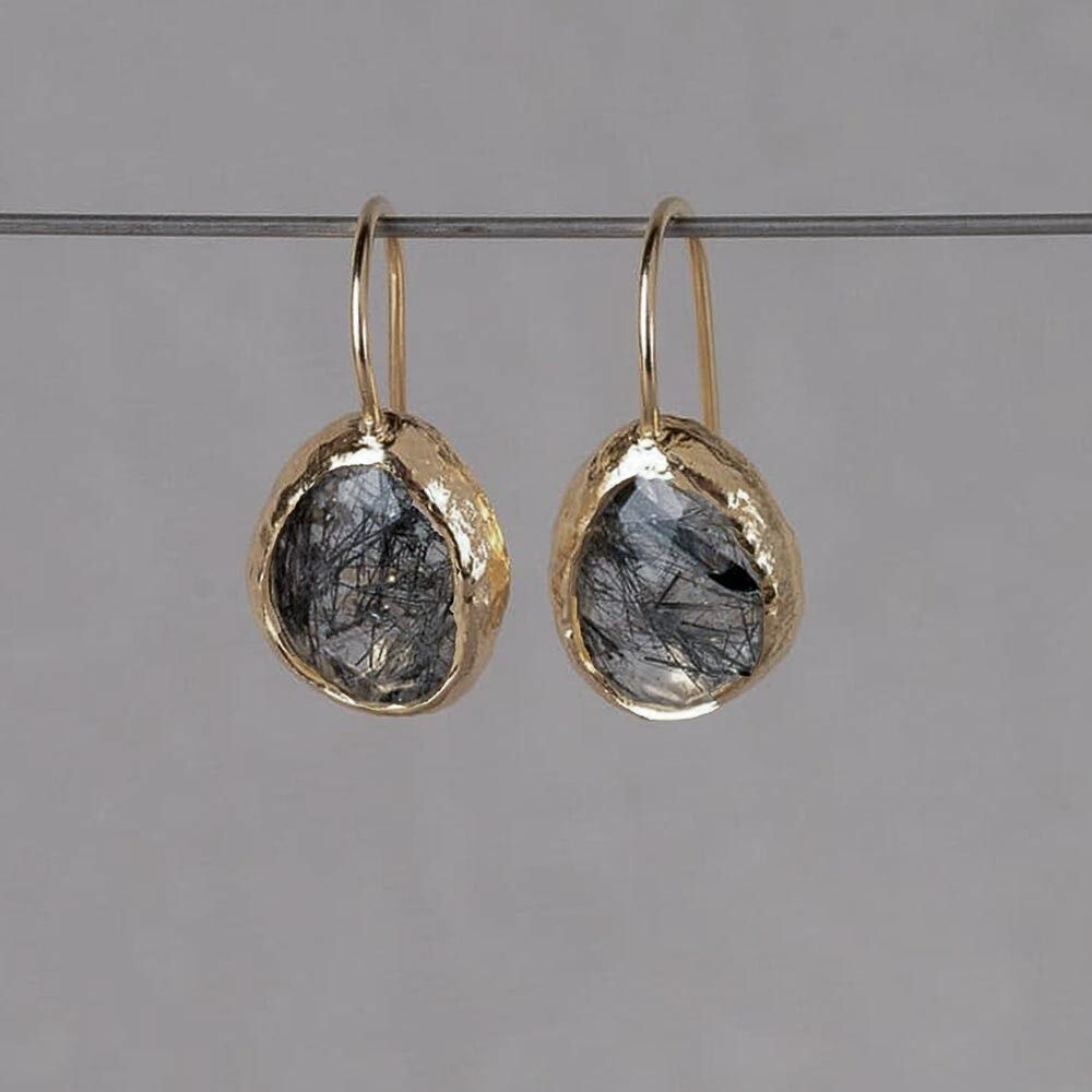 De Oorhangers Grote Druppel Black Rutielkwarts Zilver Verguld, modelnummer 20967, zijn elegante sieraden in de categorie JEWEL en type HOOP_EARRINGS. De vergulde zilveren oorhangers met zwarte rutielkwarts bieden een verfijnde uitstraling. Perfect te dragen bij zowel chique als casual outfits, ideaal voor een avondje uit of een bijzondere gelegenheid. Voeg een vleugje luxe toe aan elke look.