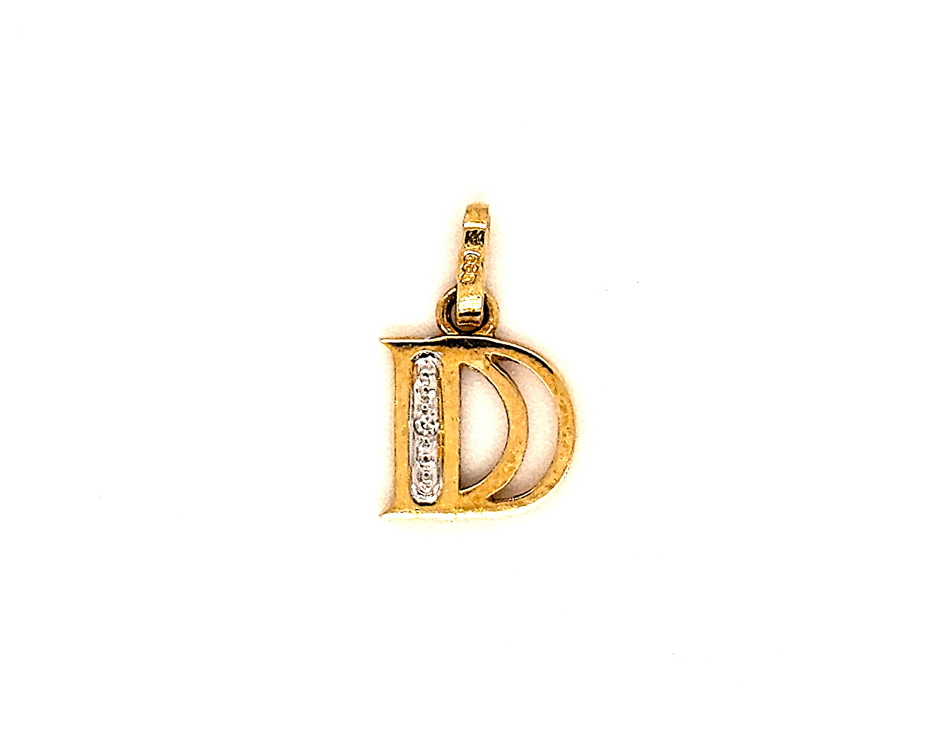 Deze gouden hanger bevat de volgende kenmerken: CATEGORIE: SIERAAD, TYPE SIERAAD: HANGER, SIERAAD MATERIAAL: GOUD. Draag deze hanger aan een fijne ketting voor een elegante en persoonlijke touch. Perfect voor dagelijks gebruik of speciale gelegenheden. Een veelzijdig sieraad dat je outfit compleet maakt.