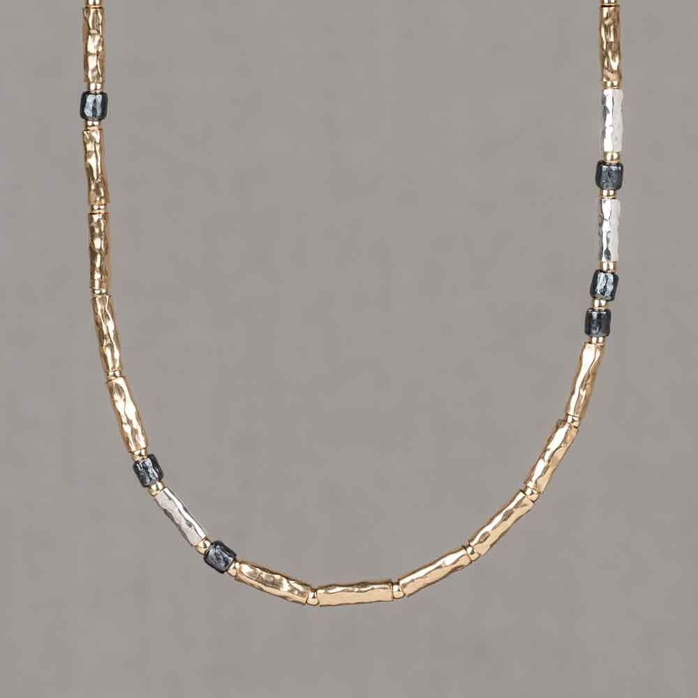 Product Kenmerken: Collier Tubes Goldfilled + zilver oxy Happy Zilver oxy, modelnummer 21637, biedt een elegante mix van goud gevuld en geoxideerd zilver. Perfect voor speciale gelegenheden of dagelijks gebruik.  
  
Draagadvies: Combineer met eenvoudige zilveren of gouden sieraden voor een verfijnde look. Ideaal boven een elegante top of jurk om de halslijn te accentueren.