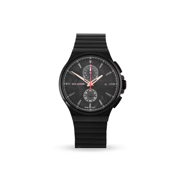 Overdag straalt uw Darkmagic Limited Edition pure elegantie uit in diepzwart; wanneer de duisternis valt, gloeit de wijzerplaat van koolstofvezel als groen vuur en zwarte rook &ndash; hypnotiserend, ongetemd, levendig.

Ervaar de fascinatie van eindeloze mogelijkheden met Darkmagic, aangedreven door een ontwerp met een Zwitsers uurwerk, krasbestendig saffierglas en gegarandeerde waterdichtheid tot 5 ATM.