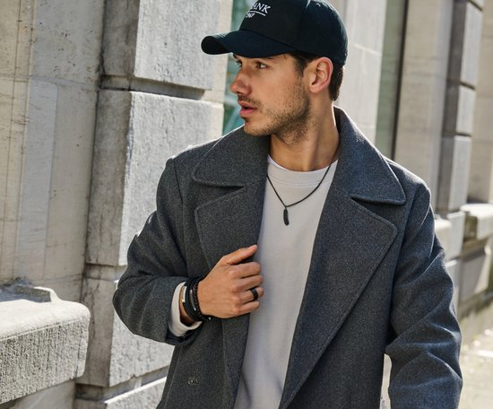 Upgrade je look met deze stijlvolle ketting met veerhanger van Frank 1967. De 60 cm lengte biedt een comfortabele pasvorm en maakt deze ketting perfect voor iedere gelegenheid. Een krachtige combinatie van natuurlijke uitstraling en strak design &ndash; voor de man die een statement wil maken.
