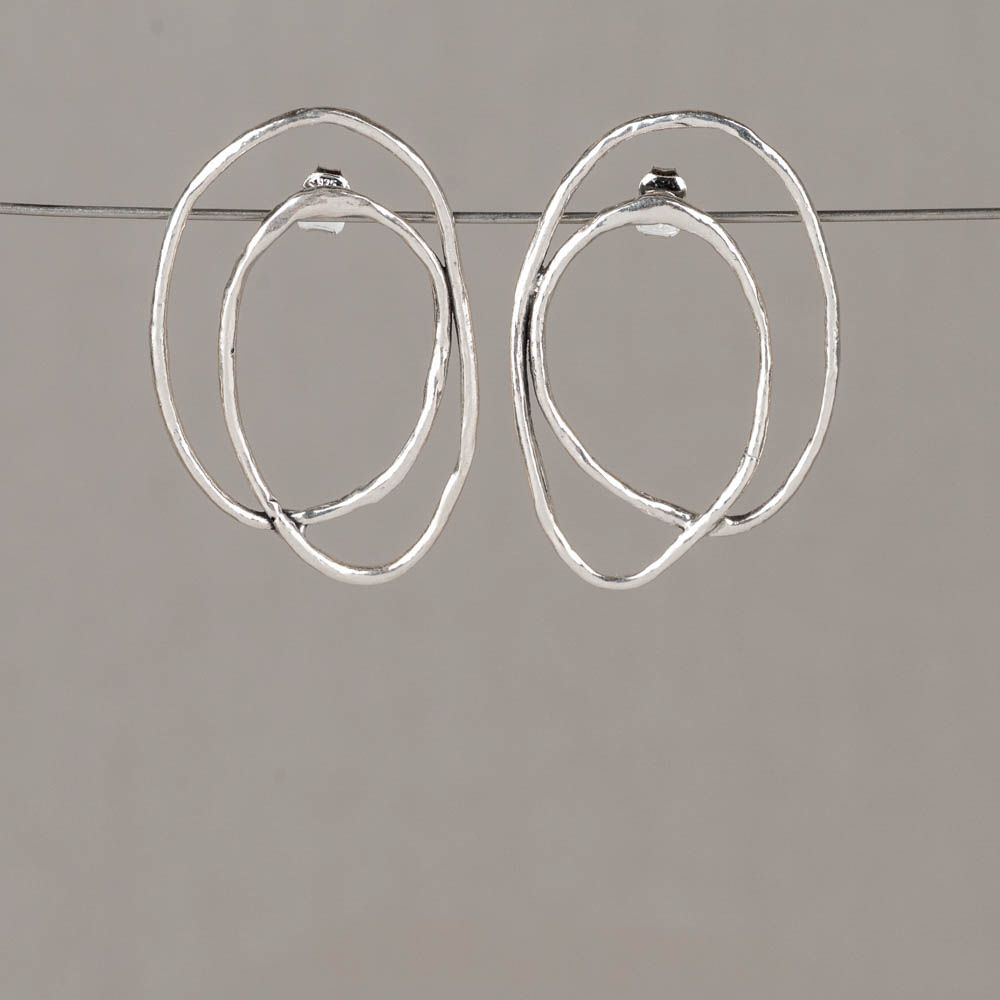 Ontdek de Oorstekers Zilver Eyes on You met modelnummer 21661. Deze betoverende zilveren oorstekers zijn van ongekend merk en vallen op door hun multicolor ontwerp. Perfect als opvallend sieraad voor dagelijks gebruik, combineren ze moeiteloos met casual en formele outfits. Draag ze om een vleugje kleur en verfijning toe te voegen aan je look. Krachtig en uniek.