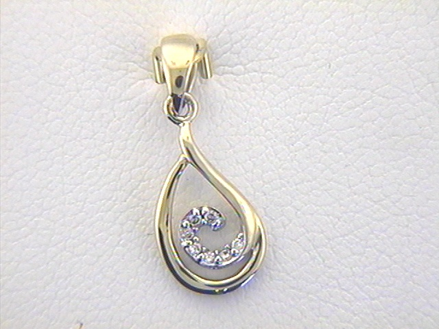 dieser 333/- Gelbgold- Anh&auml;nger mit Zirkonia ist ideal, um Ihrem Outfit einen Hauch von Eleganz zu verleihen. Tragen Sie ihn an einer feinen Kette f&uuml;r einen dezenten Look oder kombinieren Sie ihn mit anderen Anh&auml;ngern f&uuml;r einen trendigen Schichten-Look. Perfekt f&uuml;r jeden Anlass.