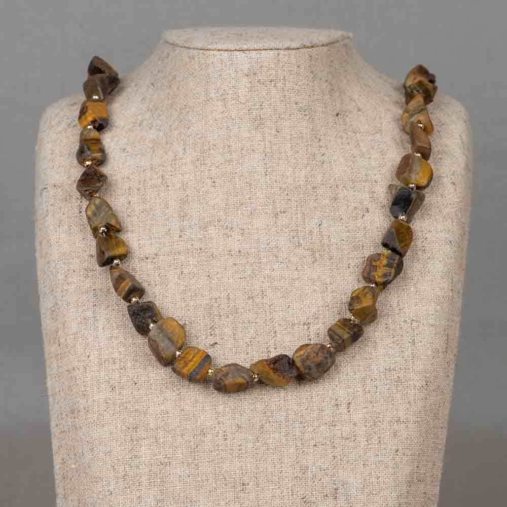 De Collier LIMITED Tijgeroog + Goldfilled balletjes, modelnummer 21726, is een stijlvolle ketting van een onbekend merk, perfect voor elke gelegenheid. Met een lengte van 480 mm, rust deze tijdloze ketting elegant op de borst. Draag het met een eenvoudige blouse of jurk om de natuurlijke schoonheid van de tijgeroog en het goud te benadrukken. De categorie is JUWEEL met het type KETTING.