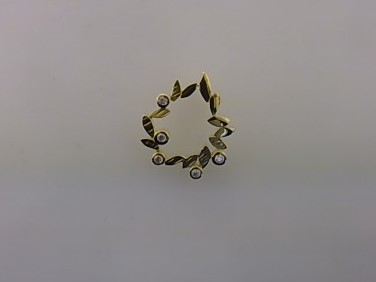  Dieser 333/- Gelbgold Anh&auml;nger verleiht jedem Outfit einen Hauch von Glamour. Ideal, um auf einer schlichten Kette oder einem Goldhalsreif pr&auml;sentiert zu werden, und eignet sich perfekt f&uuml;r besondere Anl&auml;sse oder als t&auml;gliches Highlight. Die funkelnden Zirkonia fangen das Licht wunderbar ein und zieht bewundernde Blicke an.