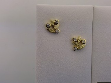 Entdecken Sie die eleganten und stilvollen Ohrstecker aus 333/- Gelbgold mit Zirkonia Steinen. Perfekt f&uuml;r jeden Anlass passen sie sowohl zu formellen als auch zu legeren Outfits. Tragen Sie sie, um Ihrem Look einen Hauch von Raffinesse und Glamour zu verleihen.