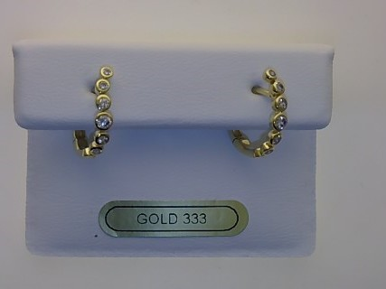 Diese 333/- Gelbgold Creolen mit Zirkoniasteinen sind perfekt f&uuml;r besondere Anl&auml;sse oder als stilvolle Erg&auml;nzung zu Ihrem Alltagsoutfit. Kombinieren Sie sie mit einem hochgesteckten Haar oder einem schlichten Kleid, um ihren Glanz hervorzuheben.