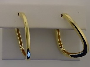 Diese gro&szlig;en eleganten Creolen, gefertigt aus silbervergoldetem 925/- Silber sind perfekt f&uuml;r ein stilvolles Auftreten, erg&auml;nzen sie sowohl legere als auch formelle Outfits. Tragen Sie sie mit hochgestecktem Haar, um ihren gl&auml;nzenden, edlen Charakter zur Geltung zu bringen. Ein Must-have f&uuml;r jede Schmuckkollektion!