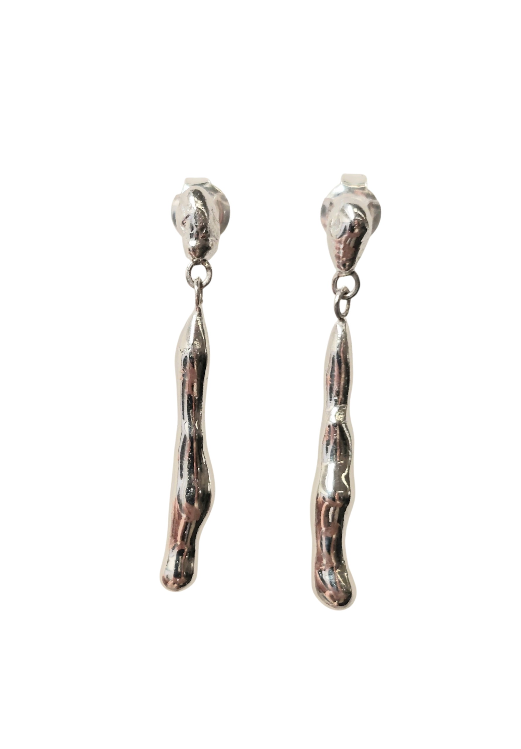 Zilver oorsteker met bungelend deel uit de Smelt collectie