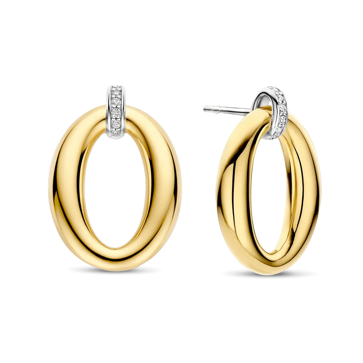 Deze TI SENTO oorbellen 78013ZY combineren eigentijdse flair met moeiteloze elegantie. Gemaakt van 925 sterling zilver, hebben ze een vergulde ovale schakel die hangt aan een pav&eacute; gezette cubic zirconia connector. De mix van warme gouden tinten en koele platinakleurige accenten zorgt voor een opvallend contrast. Deze in elkaar grijpende ovalen symboliseren de harmonie tussen gedurfde uitstraling en schoonheid. Nikkelvrij en hypoallergeen voor luxueus comfort.