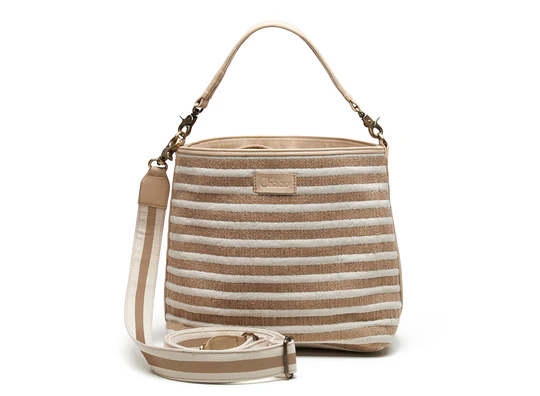 Ben je op zoek naar een opvallende en stijlvolle schoudertas met veel ruimte en draagcomfort? De Suus Shoulderbagis een elegante combinatie van luxe jacquard stof en hoogwaardig leer en is perfect voor dagelijks gebruik.

Veelzijdig en comfortabel te dragen
Deze Chabo schoudertas is ontworpen met zowel een kort leren hengsel als een lang, verstelbaar en breed stoffen hengsel. Hierdoor draag je de tas eenvoudig over de schouder, in de hand of crossbody. Ideaal voor elke gelegenheid.

Slim en veilig ingedeeld
De Suus Shoulderbag heeft een ruime binnenkant die afsluitbaar is met een koordsluiting. Binnenin vind je:

een extra ritsvak

twee insteekvakken voor het overzichtelijk opbergen van je essentials

Aan de buitenzijde zit een praktisch insteekvak met magneetsluiting, perfect voor items die je snel bij de hand wilt hebben.

Luxe afwerking & eye-catcher design
De leren biezen aan de zijkanten en de verfijnde leren afwerking op de stof geven deze tas een luxe uitstraling. De combinatie van stof en leer maakt de Suus Shoulderbag een echte eye-catcher binnen elke outfit.

Afmetingen
33 x 27 x 17 cm