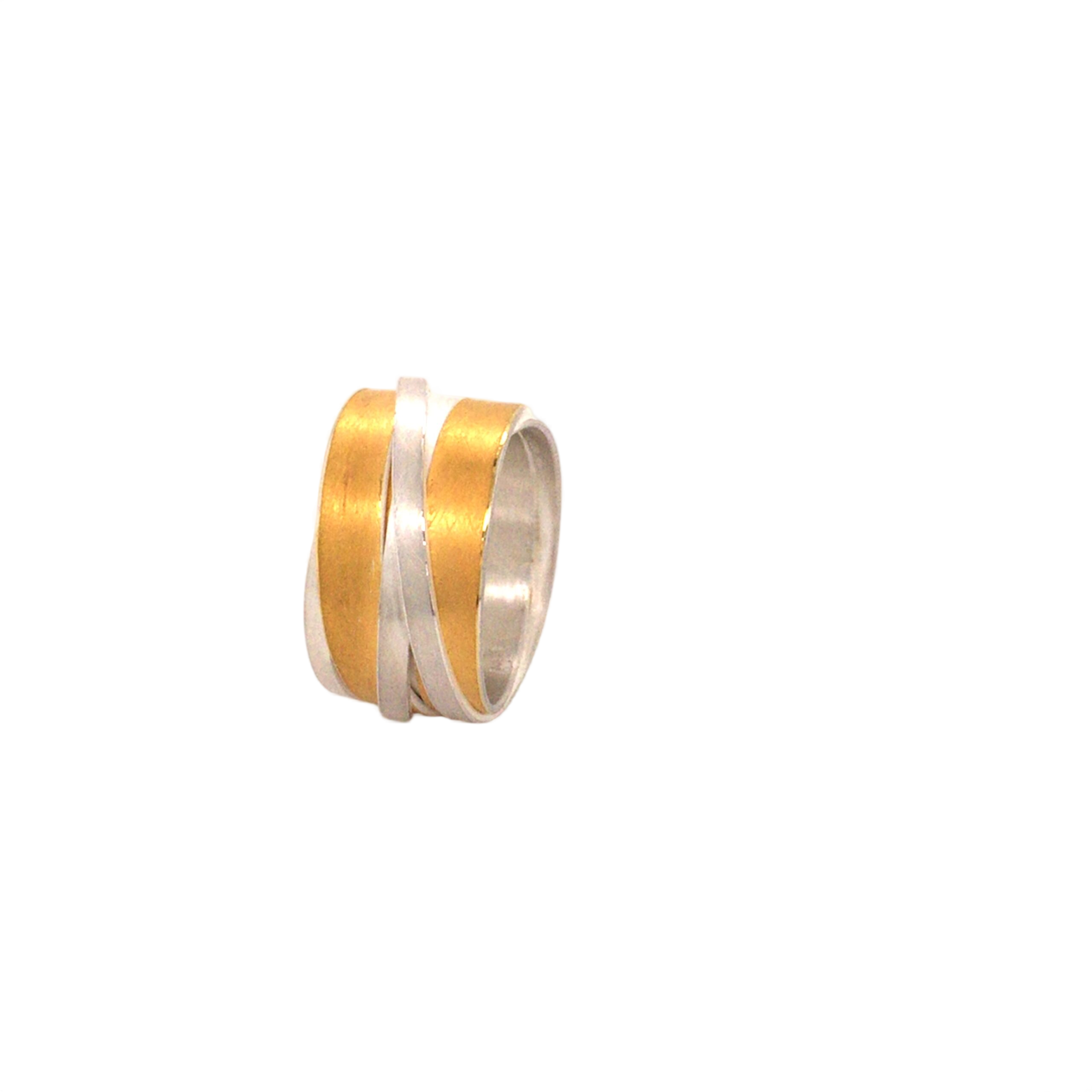 Wickelring gefertig in Silber 925, teilweise mit Feingold beschwei&szlig;t.
Breite des Gesamtrings ca. 1,1 cm. 

Gr&ouml;&szlig;e 56. Eine evtl anfallende Ringgr&ouml;&szlig;en&auml;nderung ist inklusive.