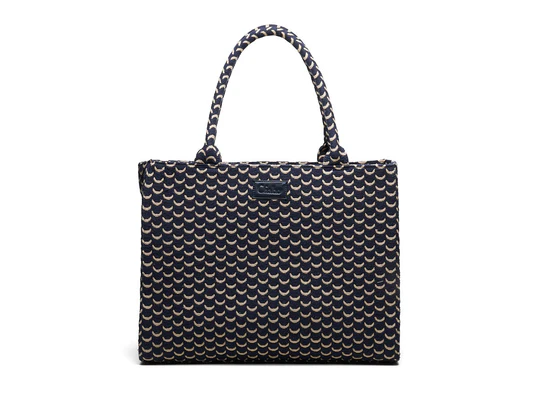 Ben je op zoek naar een prachtige grote shopper met rits en comfortabele schouderbanden? Dan is de Suus Shopperde perfecte match. Deze stijlvolle shopper is gemaakt van mooie jacquard stof en combineert een ruim formaat met praktisch draagcomfort.

Dankzij de brede schouderbanden draag je de tas comfortabel over je schouder, ook wanneer hij goed gevuld is. De shopper sluit veilig met een ritssluiting, zodat al je spullen beschermd blijven.

Ideaal voor elke dag
De Suus Shopper is perfect voor een dagje shoppen, een stranddag of als ruime tas voor onderweg. Het royale hoofdvak biedt volop ruimte voor al je essentials.

Praktische indeling
Aan de binnenkant is de shopper voorzien van:

Een extra ritsvak voor waardevolle spullen

Twee insteekvakken om kleinere items overzichtelijk op te bergen

Zo blijft alles netjes en snel terug te vinden.