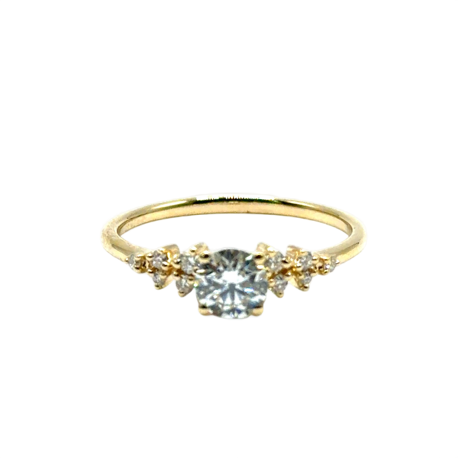 Deze prachtige lab-grown ring, modelnummer 0063, heeft een 14-karaats gouden band. Het is een perfecte verlovingsring met 15 briljant geslepen labdiamanten van in totaal 0,65 karaat, met VS1-zuiverheid en D-kleur. Draag deze elegante ring dagelijks om een speciaal moment te koesteren of bij formele gelegenheden voor een vleugje luxe.

Categorie: JEWEL  |  Materiaal: 14K Goud  |  Maat: 56