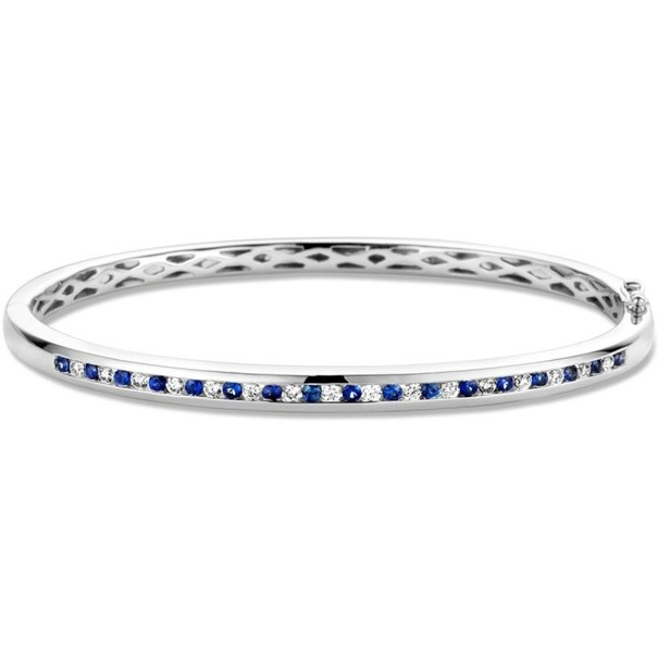 14kt. witgouden bangle met 0.36ct. diamant (H-Si) en 0.39ct. saffier, doorsnede 60mm.