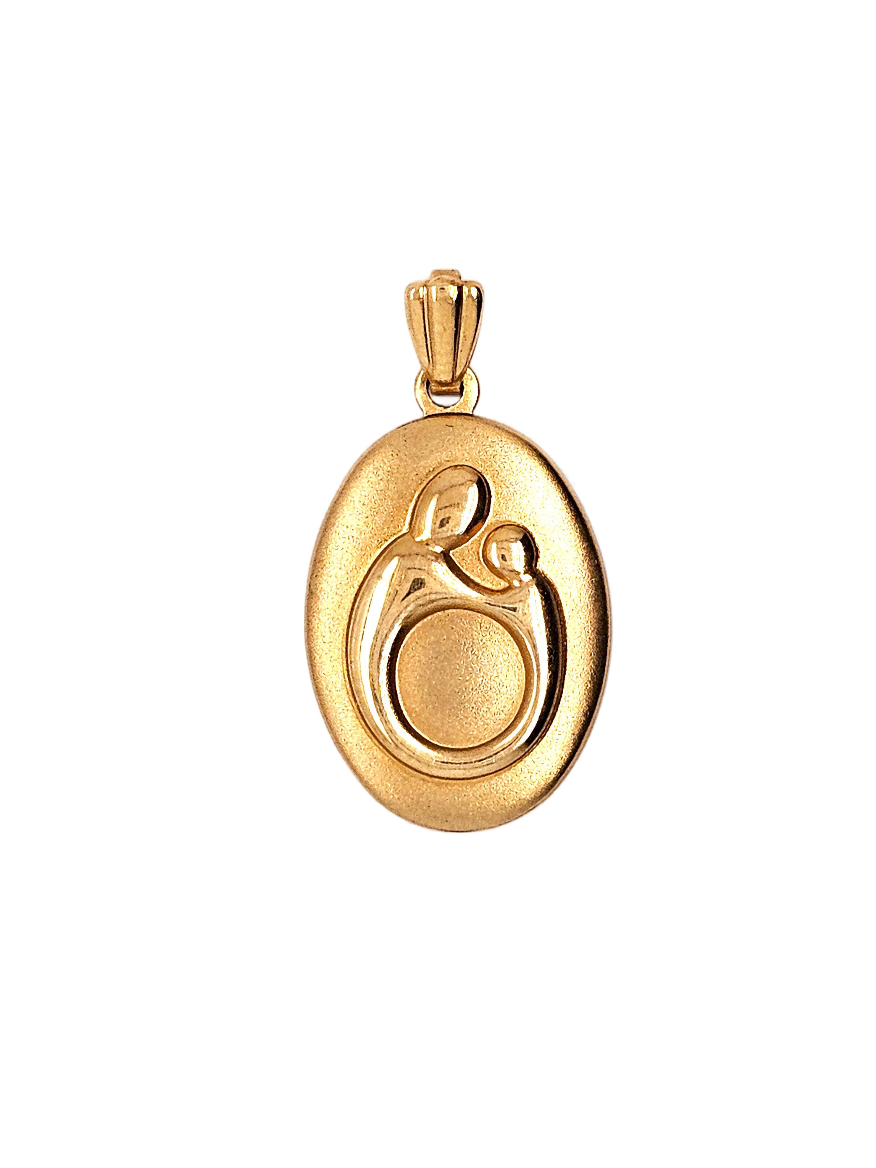 De "Gouden Hanger Moeder en Kind" is een prachtige hanger met modelnummer A24. Het is een gouden sieraad dat valt onder de categorie juwelen, specifiek een hanger. Perfect om aan een ketting te dragen, symboliseert het de onbreekbare band tussen moeder en kind. Een tijdloos en elegant geschenk voor speciale momenten.
