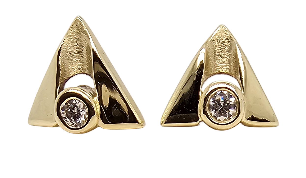 strakke geelgouden oorknoppen, deels gematteerd met zirconia