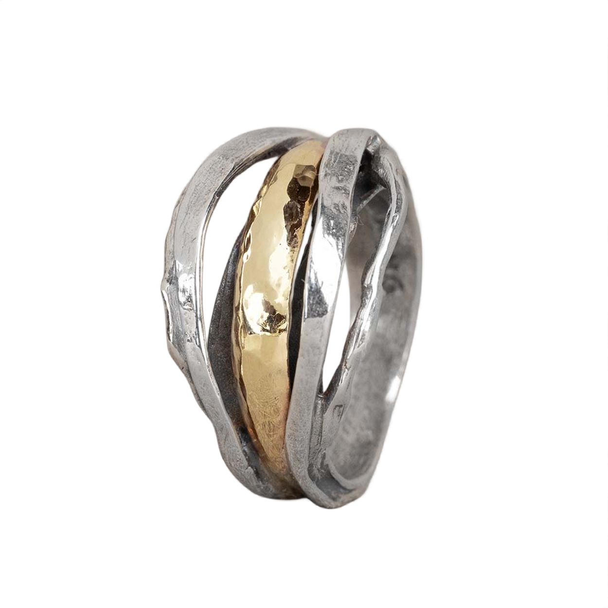 Ring gemaakt van geoxideerd shiny zilver en 9 karaat. De ring is gemaakt uit bogen en is aan de bovenkant breder dan de onderkant. Combineer hem met een paar mooie oorbellen, een collier en armband voor een complete look!
