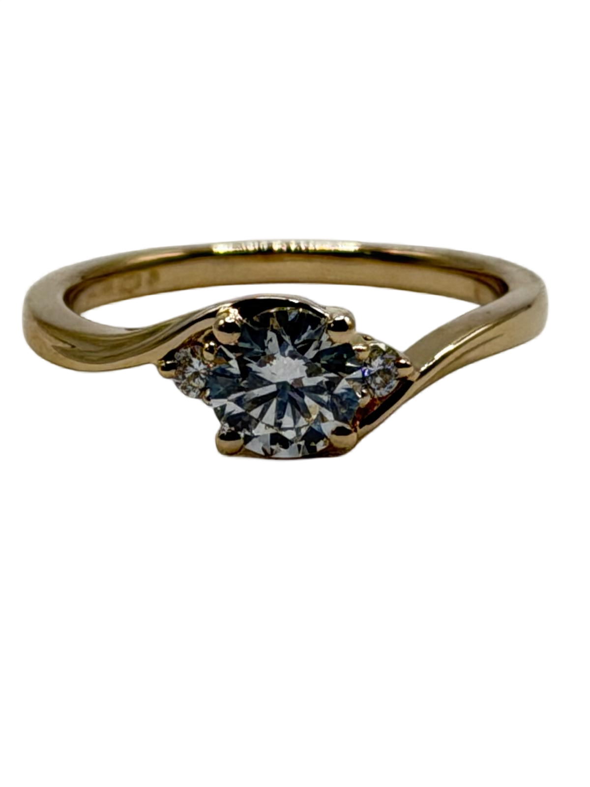 De Labgrown ring, modelnummer 0060, is een prachtige verlovingsring met goudkleurige 14-karaats gouden band. De ring bevat drie briljantgeslepen labdiamanten van 0,80 karaat, kleur D en zuiverheid VS1. Draag deze elegante ring tijdens speciale momenten om liefde en toewijding te symboliseren. Perfect voor huwelijksaanzoeken en romantische gelegenheden.