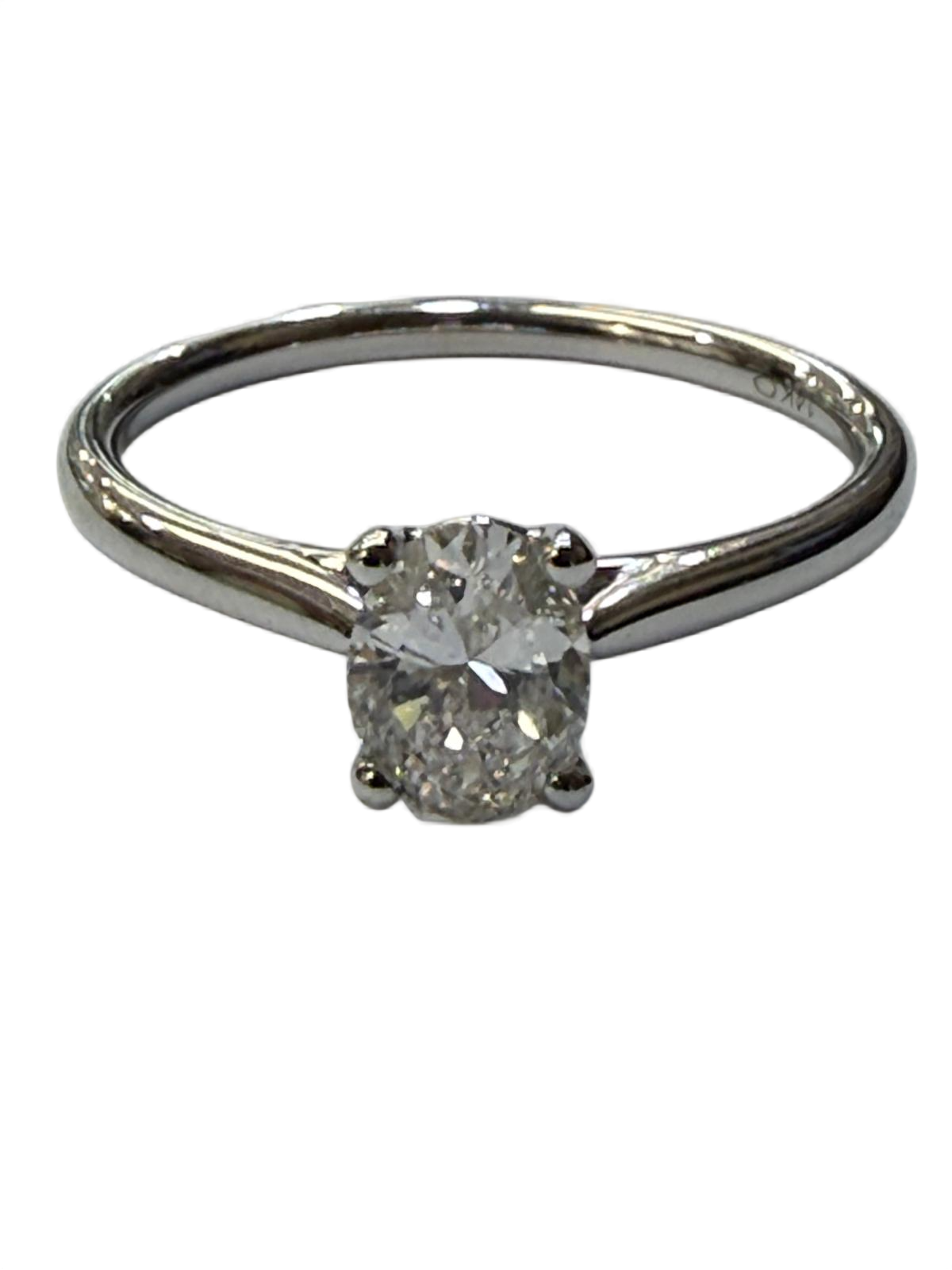 Deze prachtige ring, modelnummer 0058, is gemaakt van 14-karaats witgoud en heeft een ovale labdiamant van 0,77 karaat met VVS2 zuiverheid en D-kleur. Perfect als verlovingsring, straalt deze ring elegantie uit. Draag hem solo of combineer met andere sieraden voor een verfijnde look. Ideaal voor die speciale gelegenheid.