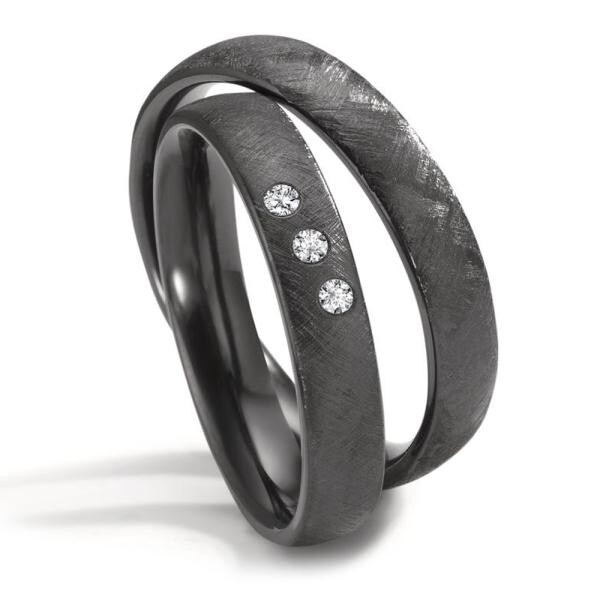Wundersch&ouml;ne Ringe aus Zirkonium im modernen Design. Schwarze Eheringe mit kreuzmattierter Oberfl&auml;che und drei schr&auml;g &uuml;ber den Ring verteilten strahlenden Brillanten am Damenring. Beide Ringe sind Made in Germany und sind innen wie au&szlig;en leicht bombiert. Die Ringbreite ist mit 4 mm angenehm breit.