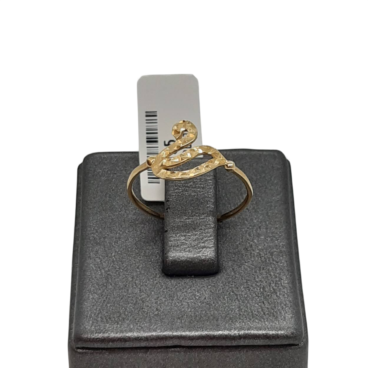 Deze prachtige gouden ring met modelnummer BREA-0001789 is gemaakt van 14 karaat goud en heeft een glanzende afwerking. De ring is maat 53 en heeft een elegante goudkleurige uitstraling. Perfect voor zowel dagelijks gebruik als speciale gelegenheden. Draag hem solo voor een subtiele look of combineer met andere ringen voor een trendy stacking effect.