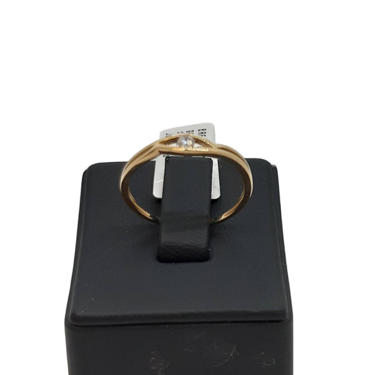 De gouden ring 14k met modelnummer BREA-0001305 is een elegante sieraad van 14-karaats goud, met fonkelende stenen. Hij heeft een glanzende afwerking en een goudkleur. Ideaal voor elke gelegenheid, past dit sieraad perfect bij formele en casual outfits. Draag hem aan je ringvinger voor een klassieke look. Verkrijgbaar in maat 54.