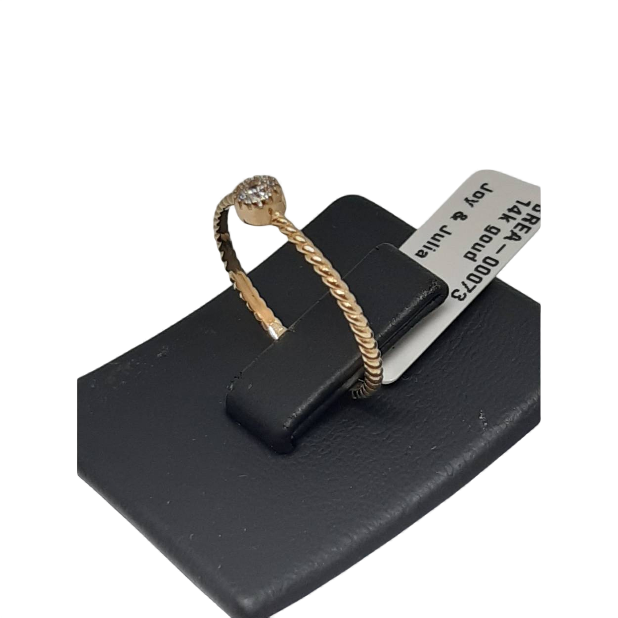 De gouden ring met modelnummer BREA-00073 is een prachtige sieraad in de categorie "JEWEL". Gemaakt van 14-karaats goud, straalt deze ring luxe uit. Met ringmaat 53 en goudkleur is het een veelzijdig accessoire. Draag deze tijdloze ring dagelijks of bij speciale gelegenheden voor een elegante touch aan elke outfit. Perfect voor elke gelegenheid.