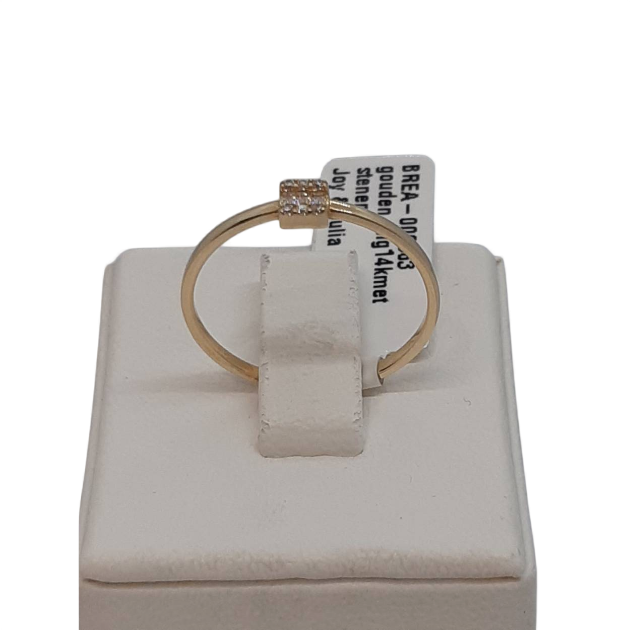 De gouden ring, modelnummer BREA-000563, is een prachtige 14-karaats gouden ring met stenen. Met een glanzende afwerking en maat 54 straalt deze ring luxe uit. Het is ideaal om te dragen bij speciale gelegenheden of als dagelijks statement. Combineer met andere gouden sieraden voor een elegante look. Perfect als cadeau of aanvulling op je eigen collectie.