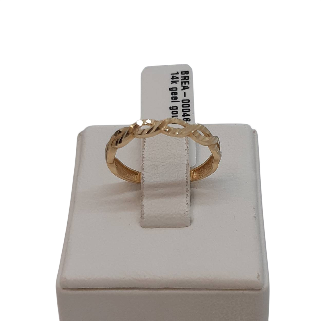 De gouden ring met modelnummer BREA-00046 is gemaakt van 14-karaats goud en heeft een glanzende afwerking. Het heeft een breedte van 3 mm, een diepte van 1,6 mm en maat 53. De ring straalt elegantie uit en is goudkleurig. Ideaal te dragen als dagelijks sieraad of voor speciale gelegenheden om een verfijnde look te cre&euml;ren.