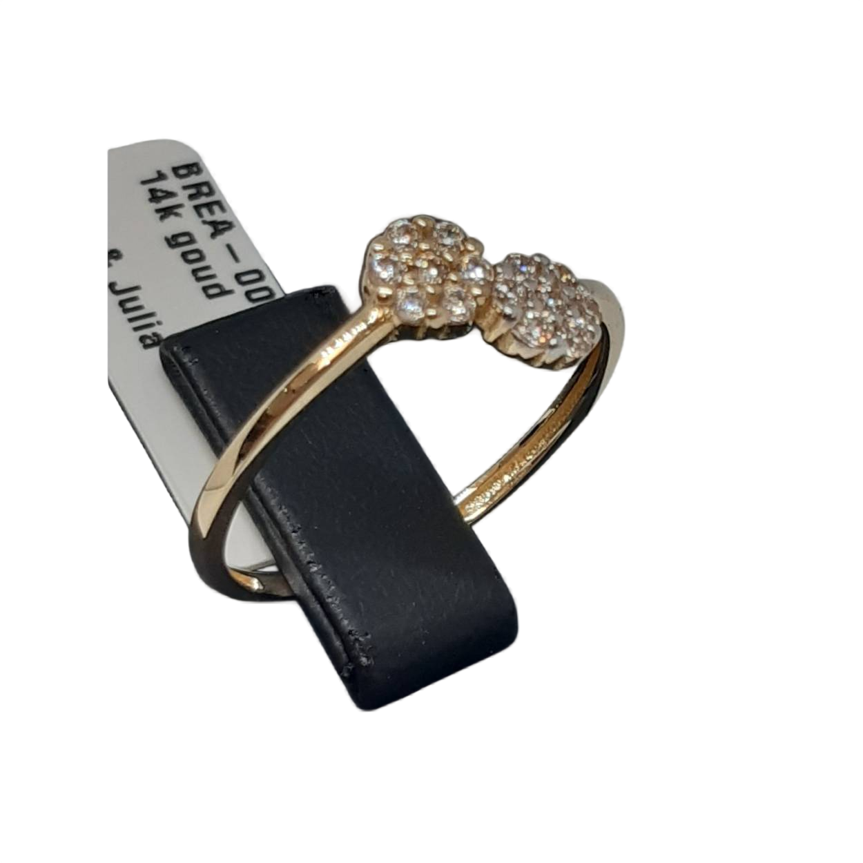 De gouden ring, modelnummer BREA-00072, is een elegant sieraad van 14-karaats goud, maat 54. Deze goudkleurige ring is perfect voor elke gelegenheid en straalt verfijnde stijl uit. Draag het als een opvallend accessoire bij zowel casual als formele outfits voor een vleugje glamour. Ideaal om te combineren met andere gouden sieraden.