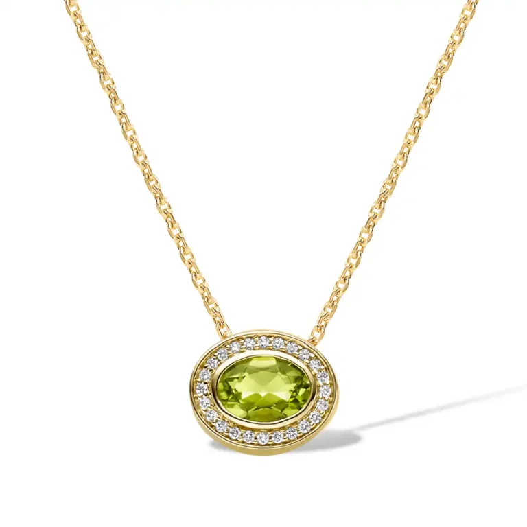 De Hanger Ovale peridot met Halo, modelnummer GBG0058, is een elegante gouden hanger van 14-karaats met een ovale geslepen peridot van 0.83 Crt en 24 fijne witte diamanten (SI1, G-kleur). Perfect te combineren met verschillende kettingen. Draag deze schitterende hanger op speciale gelegenheden of als een verfijnde dagelijks accessoire.