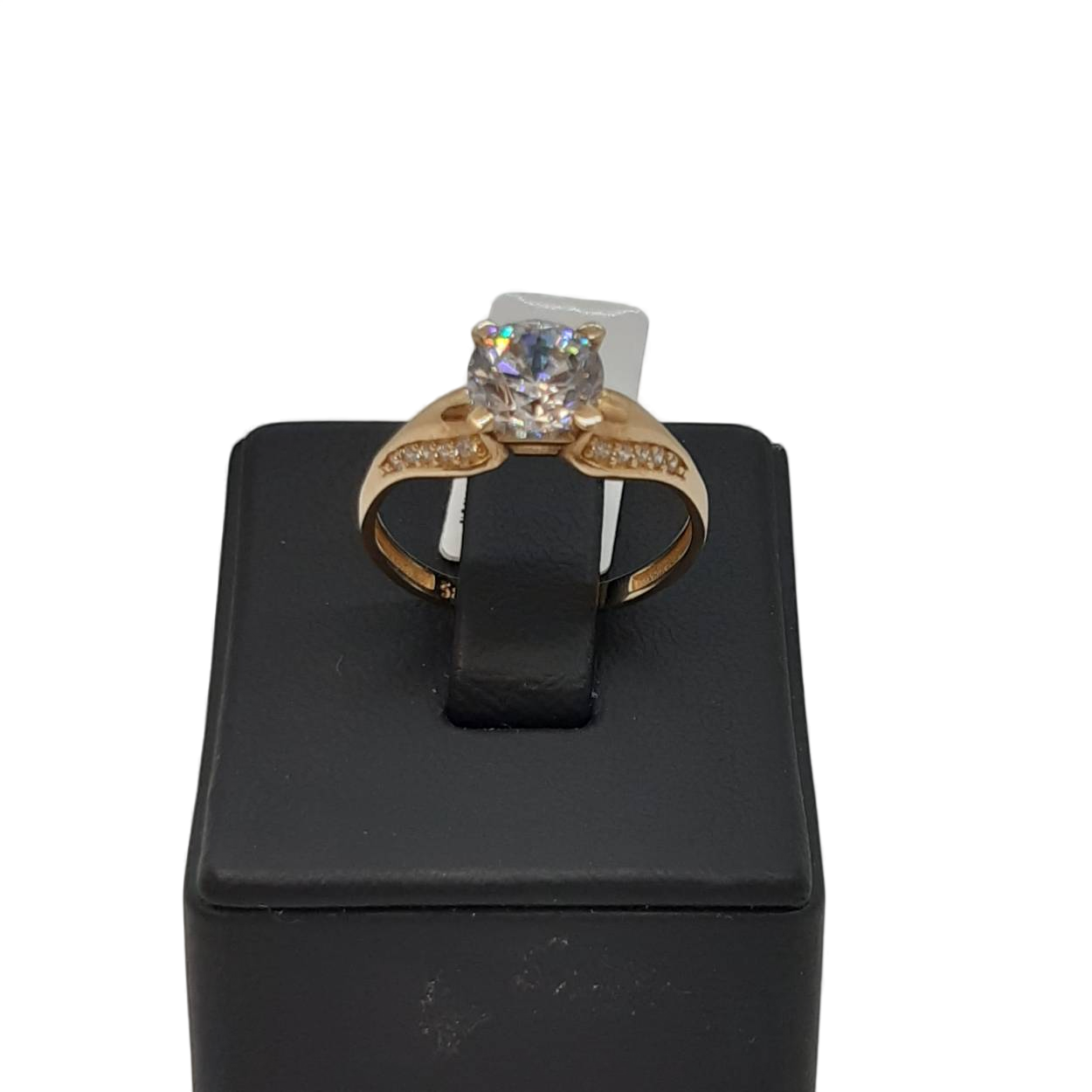 De gouden ring, modelnummer BREA-0001771, is vervaardigd uit 14-karaats goud en is verfraaid met stenen. Deze stijlvolle ring heeft een glanzende afwerking en is maat 54. Met zijn goudkleurig design is het een tijdloze klassieker. Draag hem solo voor een elegante look of combineer met andere sieraden voor een modieuze statement.