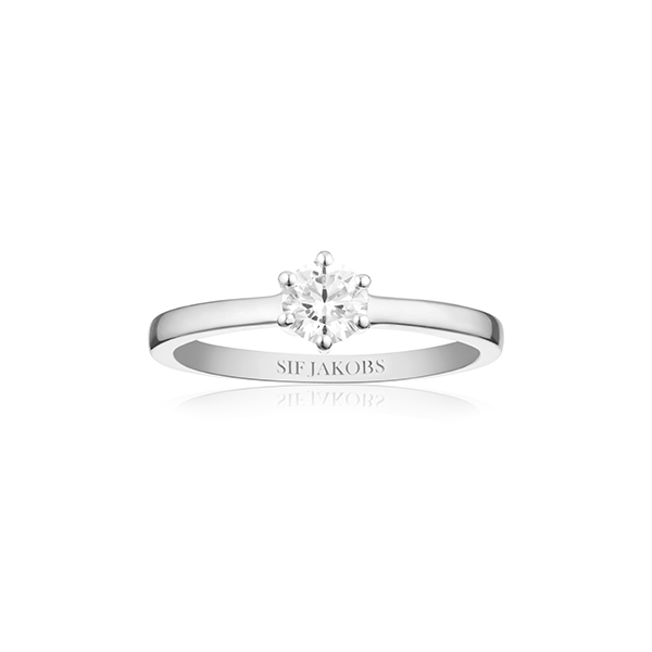 De Ring Ellera Uno Pianura Grande zilver 925, modelnummer SJ-R42283-CZ-54, is een verfijnde zilveren ring gemaakt van 925 sterling zilver en versierd met schitterende zirkonia. Deze elegante ring in maat 54 heeft een zilverkleurige afwerking. Perfect te combineren met zowel dagelijkse als formele outfits voor een vleugje verfijnde glamour.