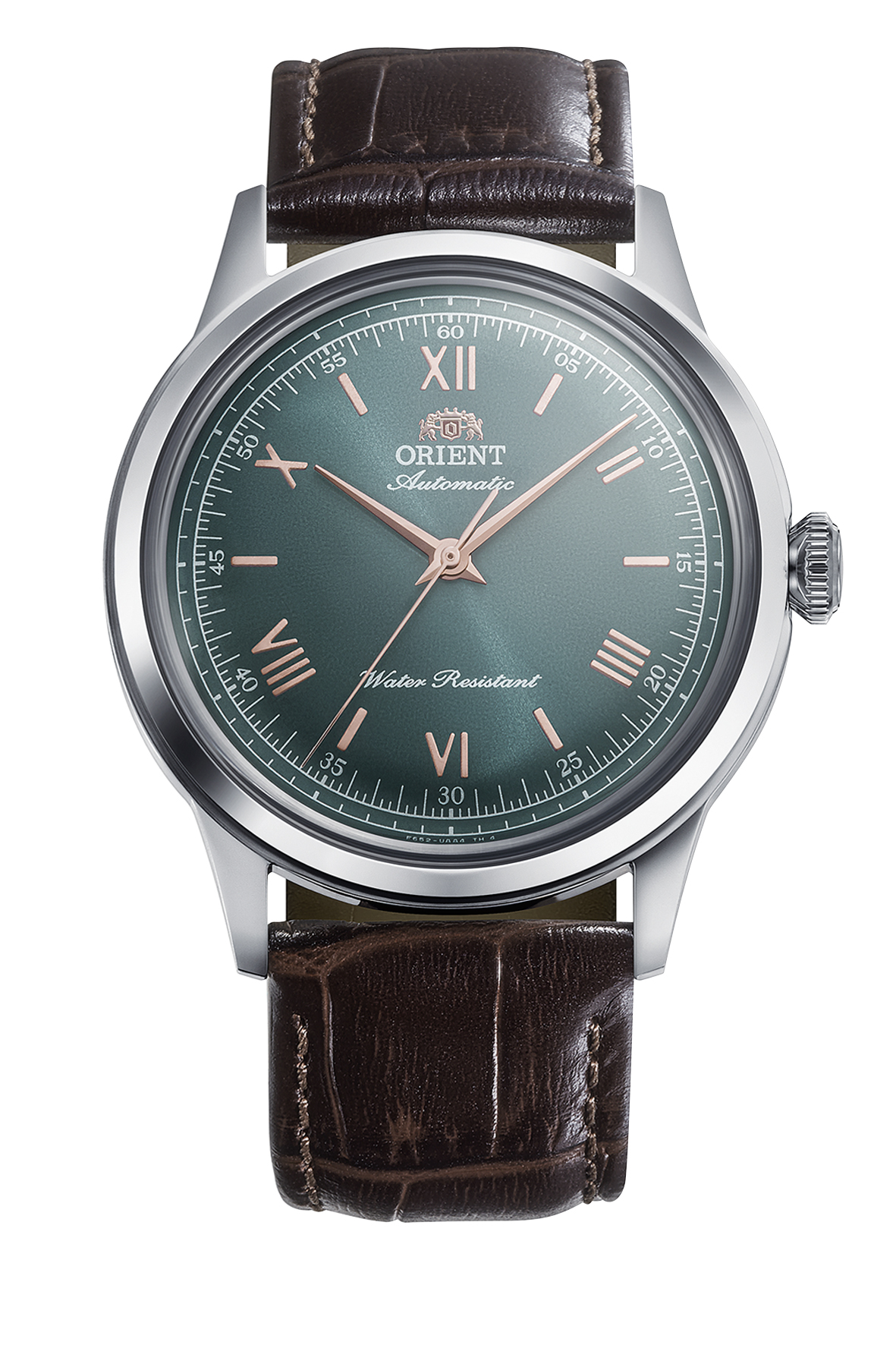 De Orient Bambino RA-BB0001E30B herenhorloge heeft een groene wijzerplaat, een bruine leren band en een roestvrijstalen kast. Het is een kwarts horloge met mineraalglas en waterdicht tot 3 bar. Perfect om dagelijks te dragen: stijlvol om de pols, passend bij zowel formele als casual outfits. Wijzerplaatdiameter: 38 mm, bandbreedte: 20 mm.
