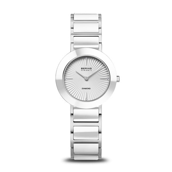  Stralende helderheid met verfijnde details: de BERING 11429-753 combineert koele elegantie met subtiele schittering.  De ronde zilverkleurige roestvrijstalen kast met gepolijste lunette omlijst de verfijnd afgewerkte wijzerplaat. De sunray-structuur vangt het licht als een glinsterend Arctisch landschap. Vier echte diamanten zorgen voor een delicate sprankeling en benadrukken het vrouwelijke karakter van dit model. De aanduiding &ldquo;BERING CERAMIC&rdquo; verwijst naar de kenmerkende materiaalcombinatie: ge&iuml;ntegreerde keramische elementen in de zilverkleurige roestvrijstalen schakelband bieden een bijzonder glad oppervlak en hoog draagcomfort.  Het krasbestendige saffierglas beschermt de wijzerplaat, terwijl een nauwkeurig quartz uurwerk garant staat voor betrouwbare tijdmeting. Met een waterbestendigheid tot 3 ATM is dit horloge perfect voor dagelijks gebruik en speciale momenten.  Een sieraad dat het licht vangt en de tijd bewaart &ndash; elegant, modern en onmiskenbaar BERING. 