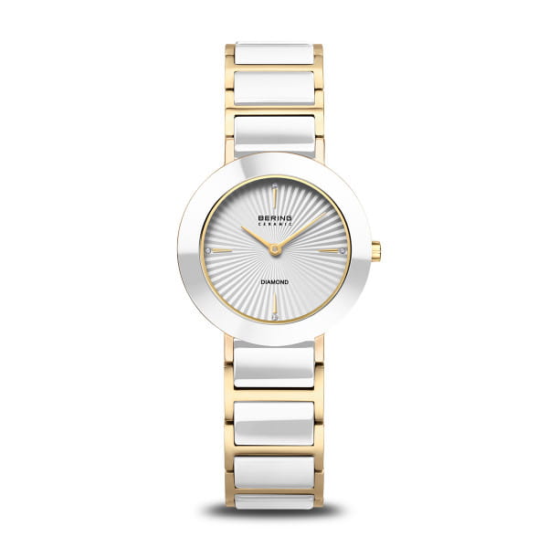  Tweekleurige verfijning met een sprankelend accent: de BERING 11429-758 combineert koele helderheid met warme elegantie.  De ronde zilverkleurige roestvrijstalen kast wordt verfijnd door subtiele goudkleurige details en cre&euml;ert een stijlvol bicolor design. De zilveren wijzerplaat met sunray-structuur vangt het licht als een glinsterend Arctisch landschap. Vier echte diamanten zorgen voor een delicate schittering en benadrukken het vrouwelijke karakter. Goudkleurige wijzers maken het harmonieuze geheel compleet. De aanduiding &ldquo;BERING CERAMIC&rdquo; verwijst naar de kenmerkende materiaalcombinatie: ge&iuml;ntegreerde keramische elementen in de tweekleurige schakelband bieden een uitzonderlijk glad oppervlak en hoog draagcomfort.  Het krasbestendige saffierglas beschermt de wijzerplaat, terwijl een nauwkeurig quartz uurwerk zorgt voor betrouwbare tijdmeting. Waterbestendig tot 3 ATM &ndash; perfect voor dagelijks gebruik met stijl.  Een stralende balans tussen zilver en goud &ndash; elegant, modern en onmiskenbaar BERING. 