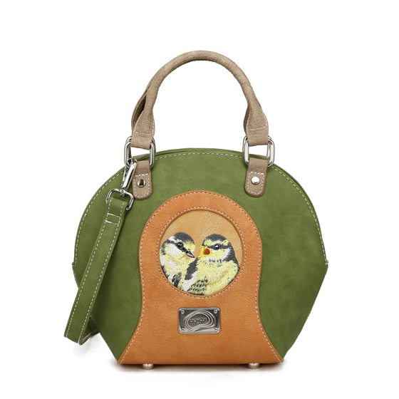 Hand-/schoudertas
H16 x B20 x D11 cm
100% vegan & eerlijk geproduceerd
Brede opening voor goed overzicht
Geborduurde Baby Blue Tits
3 binnenvakken
Verstelbare en afneembare schouderband