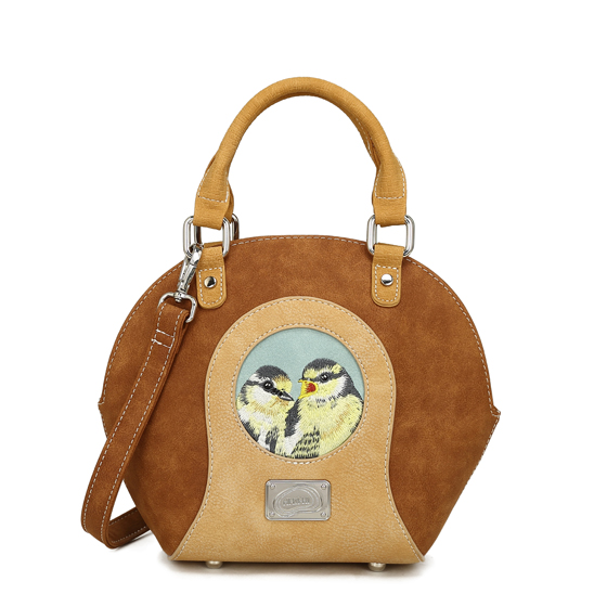 Hand-/schoudertas
H16 x B20 x D11 cm
100% vegan & eerlijk geproduceerd
Brede opening voor goed overzicht
Geborduurde Baby Blue Tits
3 binnenvakken
Verstelbare en afneembare schouderband