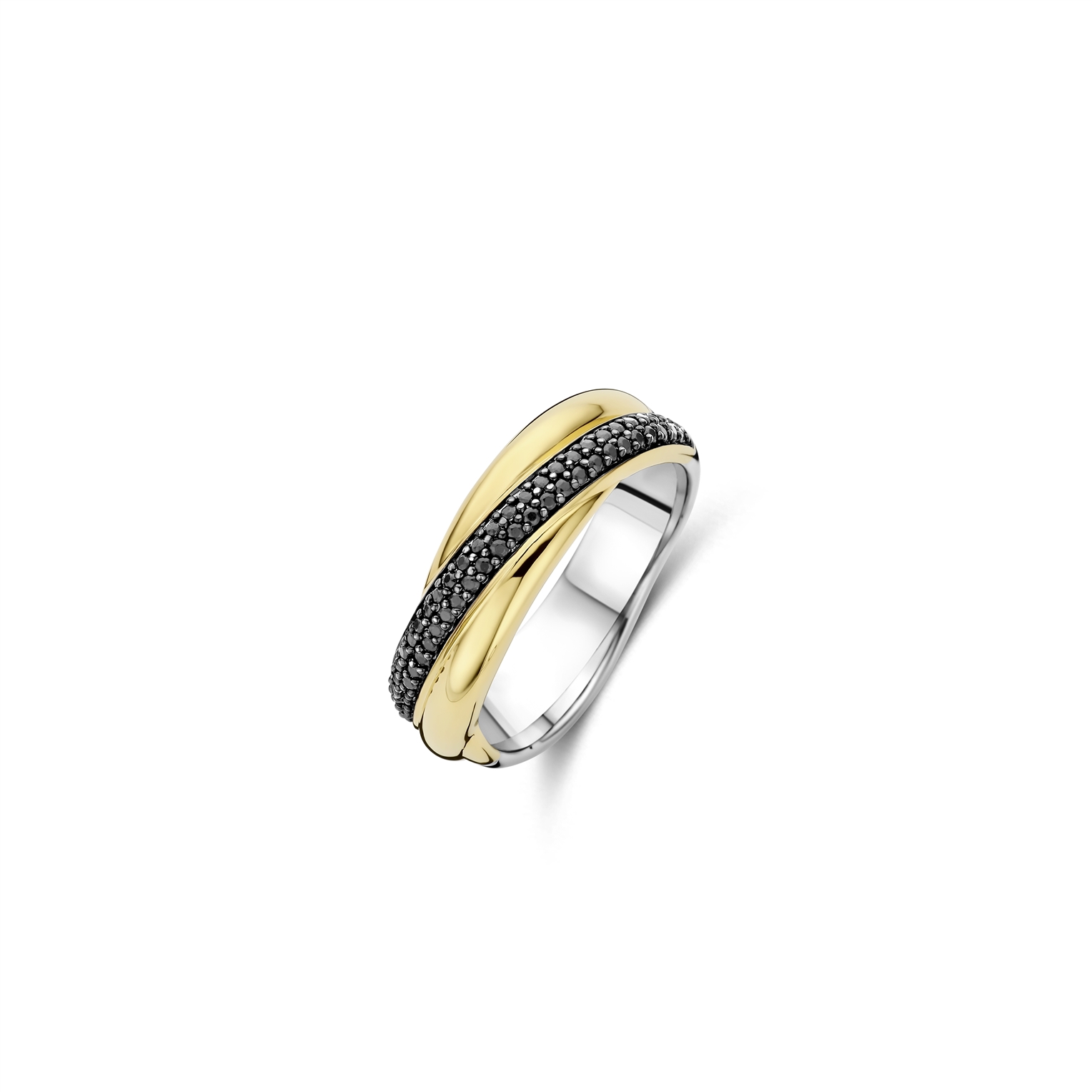 Deze goudkleurige ring met zwarte zirkonia steentjes is vervaardigd uit hoogwaardige kwaliteit 925 sterling zilver en heeft een verfijnd crossover-ontwerp. De ring bestaat uit drie gekruisde banden, waarvan &eacute;&eacute;n band is bezet met zwarte zirkonia steentjes. Dit subtiele contrast geeft de ring een moderne uitstraling met een grafisch accent, terwijl het ontwerp elegant en in balans blijft.
