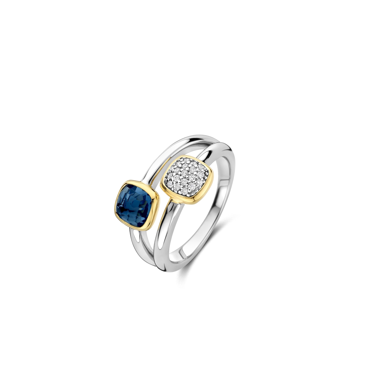 Ontdek de opvallende schoonheid van contrast met de TI SENTO ring 12352DB. Dit unieke ontwerp bestaat uit twee afzonderlijke ringen die elegant samenkomen met een ruimte ertussen. Elke ring toont een cushion-geslepen steen: de ene is versierd met een betoverende donkerblauwe steen, terwijl de andere schittert met een pav&eacute; van stralende witte cubic zirconia. Beide stenen zijn gezet in een stralend vergulde zettingen, wat hun natuurlijke schoonheid versterkt. De schachten van beide ringen zijn vervaardigd van platina-geplateerd zilver, wat zorgt voor duurzaamheid en extra glans, terwijl de open ruimte tussen de ringen een moderne en dynamische touch aan het ontwerp toevoegt. Deze ring kan zowel op zichzelf gedragen worden voor een subtiele elegantie als gecombineerd met andere TI SENTO sieraden voor een unieke, persoonlijke stijl. Hij past perfect bij elke gelegenheid, van informele uitstapjes tot formele avondbijeenkomsten. Zorgvuldig vervaardigd voor de gevoelige huid, deze nikkelvrije en hypoallergene ring zorgt voor blijvend comfort en kwaliteit.

De Cushion & Rectangular Collectie draait om balans in vorm en kleur. Afgeronde lijnen en heldere silhouetten vormen de basis, waarbij de cushion-vorm en elegante rechthoek samenkomen in ontwerpen met een verfijnde, herkenbare uitstraling. Stenen in uitgesproken kleuren zorgen voor diepte en levendigheid, terwijl pav&eacute; accenten en het samenspel van 925 sterling zilver en goudkleur een gelaagde afwerking cre&euml;ren. De vaste geometrie biedt een krachtig kader waarin kleur en detail het verschil maken, met sieraden die moeiteloos meebewegen met seizoenen en stijlen.

&bull; Herkenbare cushion- en rechthoekige vormen &bull; Stenen in uitgesproken kleuren als eyecatcher &bull; Vaste silhouetten die meebewegen met het seizoen &bull; Contrast tussen gladde oppervlakken en pav&eacute; details &bull; Sieraden die kleur en vorm in balans brengen