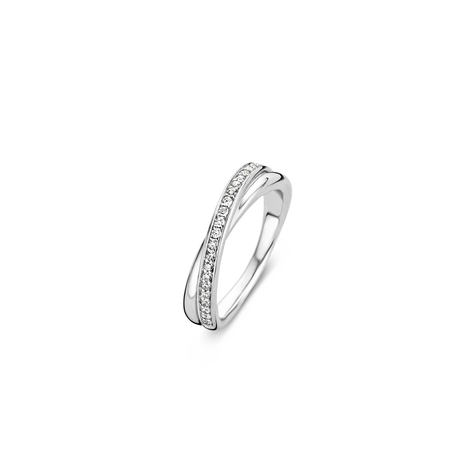 Deze designvolle TI SENTO ring is gemaakt van gerhodineerd sterling zilver. De kruisende band is voorzien van een rijzetting, waar handmatig briljant geslepen zirkonia's in zijn verwerkt. Dit tijdloze ontwerp past helemaal binnen het Mix & Match concept van TI SENTO.

De Circle & Cross-Over collectie is al jaren een bestseller binnen TI SENTO. Ronde vormen en kruisende lijnen zorgen voor een gelaagd, sculpturaal silhouet dat tijdloos oogt met een moderne uitstraling. De bi-colour combinatie van zilver en goudkleur cre&euml;ert een veelzijdige basis voor het mixen en layeren van stijlen, van dag tot avond.

&bull; Ronde, gelaagde silhouetten &bull; Iconische bi-colour ontwerpen &bull; Ook verkrijgbaar in mono- en tri-colour &bull; 925 sterling zilver met platinum, goud- of ros&eacute;plating &bull; Verfijnde pav&eacute; details &bull; Ontworpen om te combineren