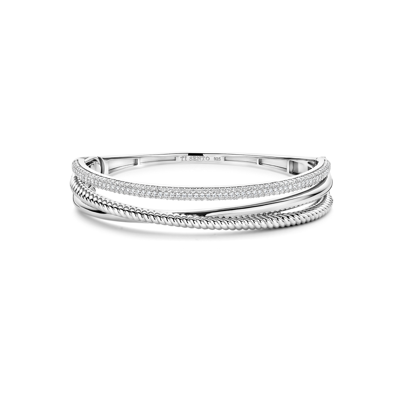 TI SENTO zilveren armband met zirconia, is een elegante armband met sprankelende stenen. Het is een verfijnd sieraad ideaal voor elke gelegenheid. Draag deze bangle stijlvol om de pols, solo of in combinatie met andere sieraden, voor een moderne en verfijnde look.