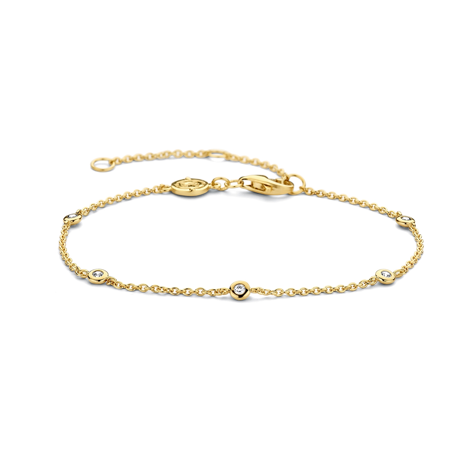 Deze TI SENTO vergulde zilveren armband 2974ZY kenmerkt zich door haar reeks glinsterende witte cubic zirconia stenen. De armband is vervaardigd uit 925 sterling zilver. De extra veilige sluiting is speciaal ontworpen zodat het altijd bij je blijft. Daarnaast is de armband verstelbaar, waardoor het altijd perfect om je pols past. Dit stijlvolle vergulde juweel is door haar tijdloze look het ultieme basisstuk om eindeloos creaties mee te maken.