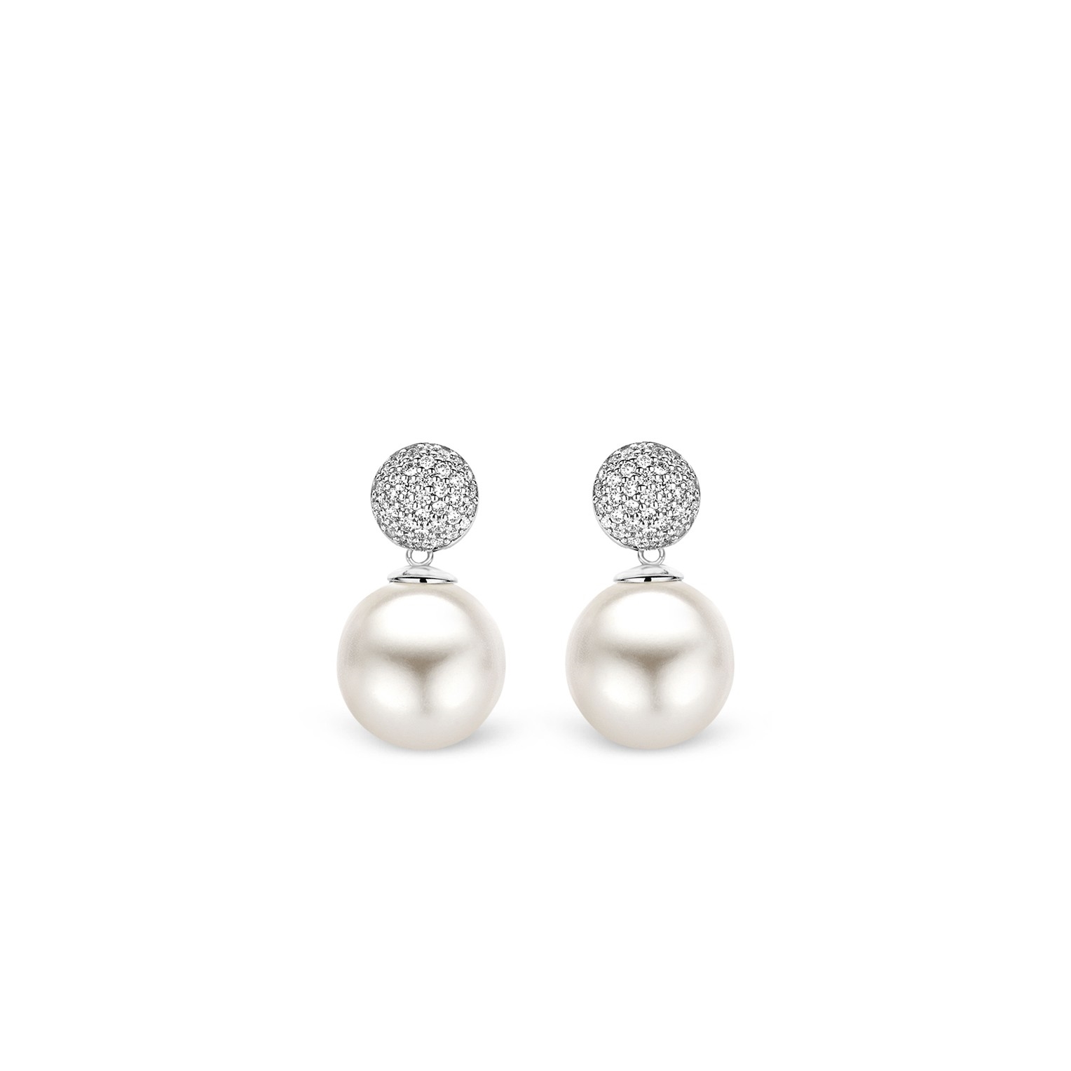 Deze bijzondere TI SENTO oorbellen zijn gemaakt van gerhodineerd sterling zilver en gezet met een parel en zirkonia's. Dit sieraad mag daarom niet ontbreken in je sieradenkist.

De Parel Collectie herinterpreteert de parel op een moderne manier, waarbij zachtheid en elegantie worden vertaald naar krachtigere silhouetten en een frisse uitstraling. Van subtiele parelaccenten tot uitgesproken statement designs waarin de parel het silhouet bepaalt, krijgt elke vorm ruimte en aanwezigheid. Heldere lijnen, grafische settings en combinaties van 925 sterling zilver met goudkleur en pav&eacute; details geven de sieraden karakter. Een collectie die klassiek vakmanschap verbindt met eigentijdse styling en moeiteloos meebeweegt van dagelijks tot bijzonder.

&bull; Moderne interpretatie van de parel &bull; Variatie in formaat, positionering en ontwerp &bull; Combinaties van parel, 925 sterling zilver en goudplating &bull; Verfijnde pav&eacute; details voor extra contrast &bull; Van subtiel accent tot uitgesproken statement