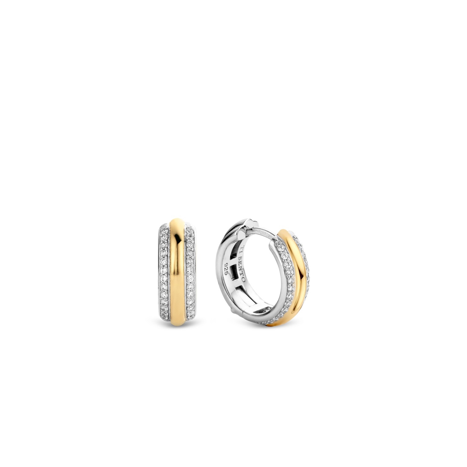 Contrast in het design brengt deze krachtige maar delicate ring tot leven. Het goud vergulde zilver accentueert de pav&eacute; zetting. Ze is een echte eye-catcher.
