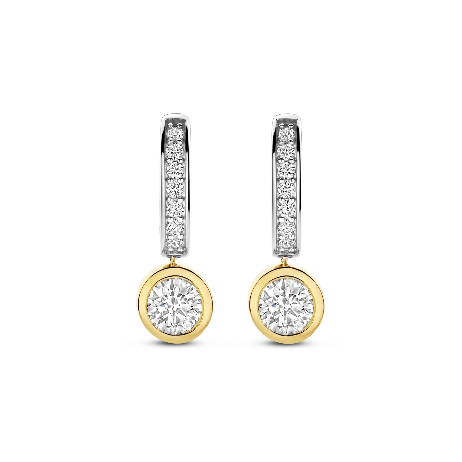 Omarm verfijnde fonkeling met deze TI SENTO vergulde oorbellen 78032ZY. Vervaardigd uit 925 sterling zilver zijn deze elegante oorbellen voorzien van een rij pav&eacute; gezette witte zirconia langs de platinakleurig vergulde hoops, gecombineerd met briljant geslepen solitaires die hangen in gladde goudkleurige randzettingen. De cirkelvormige hangers bewegen zachtjes met je mee en vangen het licht vanuit iedere hoek voor een vleugje tijdloze schittering. Verfijnd maar veelzijdig, ze zijn perfect om dagelijkse looks te verrijken of om een subtiele glamour toe te voegen aan avondensembles. Nikkelvrij en hypoallergeen, ze bieden de hele dag comfort met een blijvende glans.

De Classics Collectie vormt de basis van een tijdloze sieradencollectie. Een zorgvuldig samengestelde selectie waarin helderheid, proportie en vakmanschap centraal staan. Ontwerpen die niet trends volgen, maar hun kracht vinden in consistentie en verfijning. Stenen in verschillende vormen en groottes brengen nuance en diepte, terwijl pav&eacute;- en solitaire elementen zorgen voor een subtiele, ingetogen glans. De collectie biedt veelzijdigheid in styling, zowel solo gedragen als gecombineerd met meer uitgesproken designs.

&bull; Tijdloze essentials voor elke dag &bull; Rijke variatie in pav&eacute;, solitaire en steendetails &bull; 925 sterling zilver, vaak verrijkt met goudplating &bull; Subtiele pav&eacute; details en stenen &bull; Gemaakt om te combineren en te layeren

