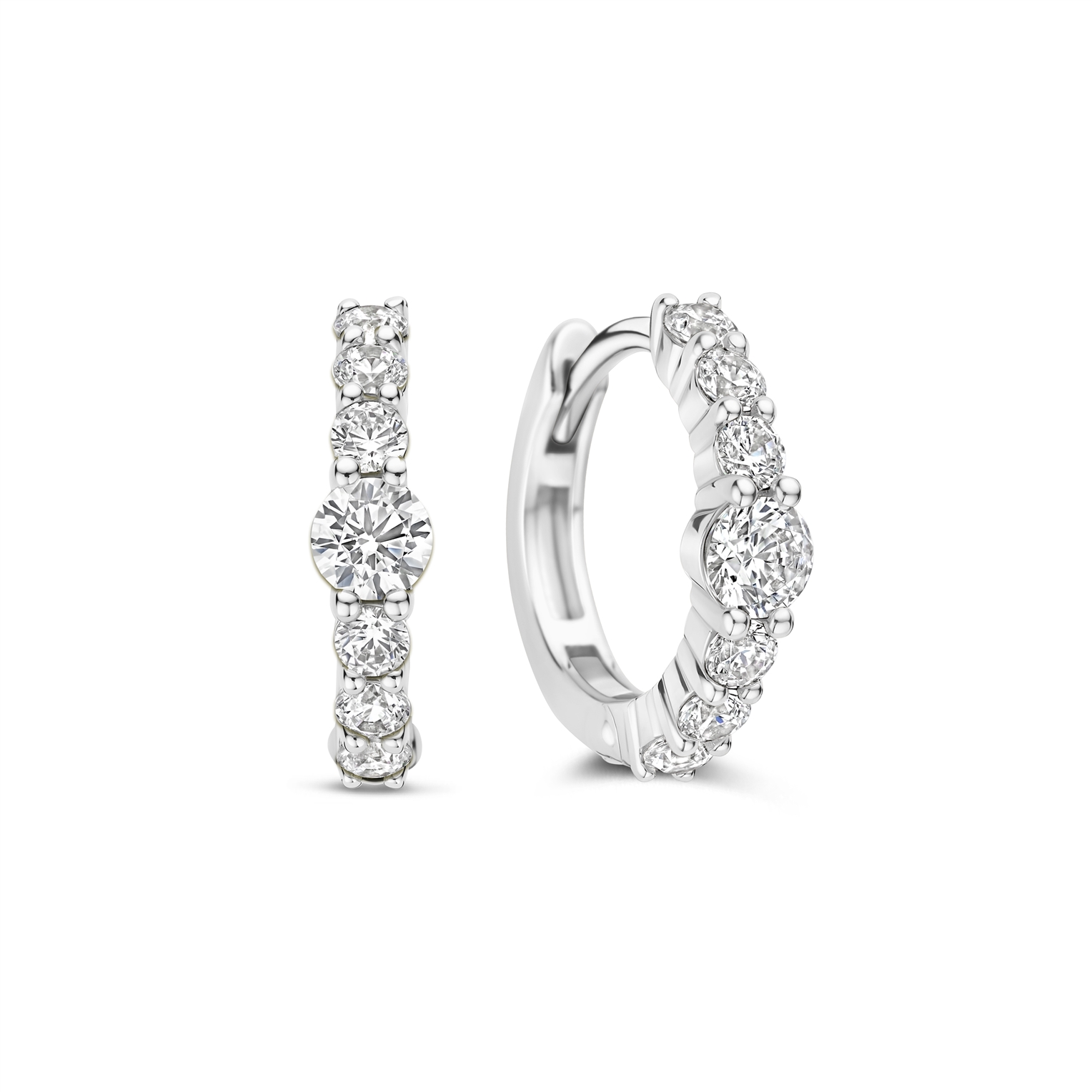 Deze Tennis Hoops met zirkonia zijn vervaardigd uit hoogwaardige kwaliteit 925 sterling zilver en hebben een diameter van 14 mm. De oorbellen zijn volledig bezet met briljant geslepen zirkonia steentjes, met centraal een iets grotere zirkonia steen die subtiel extra nadruk geeft aan het ontwerp. De gelijkmatige zetting zorgt voor een helder lichtspel en een verfijnde uitstraling die mooi in balans blijft door het compacte formaat.

Deze zirkonia hoops zijn ideale basic oorbellen om elke dag te dragen. Ze laten zich moeiteloos combineren met andere oorbellen in een ear stack, maar hebben door de centrale zirkonia ook voldoende uitstraling om solo te dragen. Het tijdloze tennisdesign maakt deze oorbellen veelzijdig, elegant en geschikt voor zowel een minimalistische als meer uitgesproken sieradenlook. 78073ZI Tennis oorbellen

De Classics Collectie vormt de basis van een tijdloze sieradencollectie. Een zorgvuldig samengestelde selectie waarin helderheid, proportie en vakmanschap centraal staan. Ontwerpen die niet trends volgen, maar hun kracht vinden in consistentie en verfijning. Stenen in verschillende vormen en groottes brengen nuance en diepte, terwijl pav&eacute;- en solitaire elementen zorgen voor een subtiele, ingetogen glans. De collectie biedt veelzijdigheid in styling, zowel solo gedragen als gecombineerd met meer uitgesproken designs.